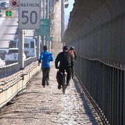 Un cycliste sur le trottoir glacé du pont Jacques-Cartier