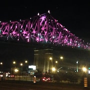 Le pont Jacques-Cartier illuminé en rose.