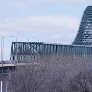 Le pont Laviolette pendant les travaux intensifs.