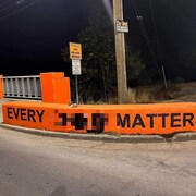 Une partie de pont peinte en orange sur laquelle on peut lire les mots « every » et « matters ». Un mot entre ceux-là est illisible, ayant été brouillé sur la photo, prise le 30 septembre ou le 1er octobre 2022 près près de Port Alberni.