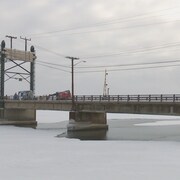 Le pont de Shippagan. La baie glacée. Des travaux sur une voie. 