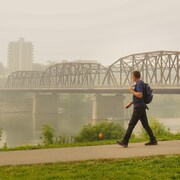 Le pont Traffic, au centre-ville de Saskatoon, en Saskatchewan, dans un nuage de smog causé par la fumée des feux de forêt, le 3 septembre 2023.