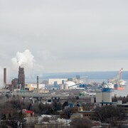 L'usine de pâtes et papier White Birch et le port de Québec en bordure des quartiers Saint-Roch et Limoilou.