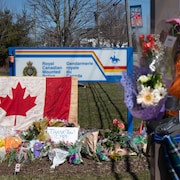 Un mémorial a été érigé au siège social de la Gendarmerie royale du Canada pour rendre hommage aux 22 victimes de la tuerie de Portapique.