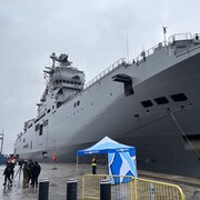 Arrivée du porte-hélicoptères amphibie (PHA) Mistral de la Marine française dans le Port de Québec.