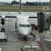 Un avion sur le tarmac de l'aéroport d'Ottawa.