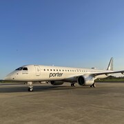 Un avion de la compagnie Porter Airlines sur une piste d'atterrissage.