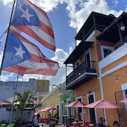Un drapeau portoricain flotte dans une rue de San Juan, la capitale de ce territoire.