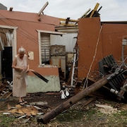 Deux femmes tentent de trier les débris de leur maison, réduite à l'état de ruines par l'ouragan Maria.