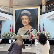 Un portrait géant de la reine Elizabeth II, au centre commercial Polo Park, à Winnipeg, le 18 septembre 2022. 