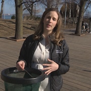 Portrait de Jessica Pellerin avec l'intérieur d'une poubelle flottante.