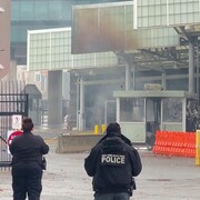 Des policiers américains sur les lieux d'une explosion qui a entraîné la fermeture du pont Rainbow, à Niagara Falls, dans l'État de New York.