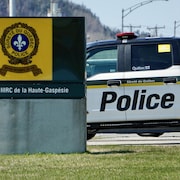 Affiche du poste de police de la Sûreté du Québec à Sainte-Anne-des-Monts.                              