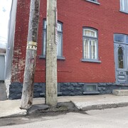 Deux poteaux de téléphones dans le quartier Saint-Jean-Baptiste à Québec. 