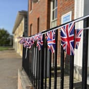 Des drapeaux britanniques à Poundbury.