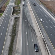 Image de drone de l'autoroute 401 dans la région de Durham, en Ontario.