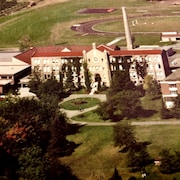 On voit une ancienne photo du Collège Grenville tirée de l'album des finissants de l'établissement dans les années 1980.
