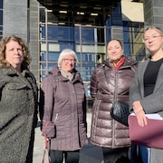 Francine LeBlanc, Marie-Mai LeBlanc, Maryse Vautour et Marielle LeBlanc devant les marches du palais de justice de Moncton. 