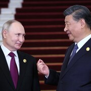 Vladimir Poutine et Xi Jinping conversent de façon cordiale.