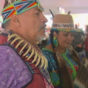 Deux danseurs lors du pow-wow.