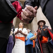 Des membres de l'Assemblée des Premières Nations chantent une chanson traditionnelle à l'extérieur de la place Saint-Pierre alors que leur délégation rencontre le pape François au Vatican
