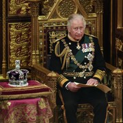 Le prince Charles, en uniforme officiel, assis sur une chaise royale. 