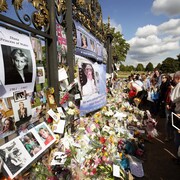 La foule s'attroupe devant le palais de Kensington à Londres pour les 20 ans du décès de la princesse Diana.