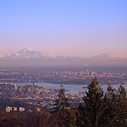 Vue de North Vancouver, Vancouver, Burnaby, et la vallée du Fraser, avec le mont Baker en arrière-plan.
