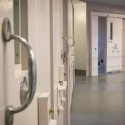 Couloirs et portes de cellules de la prison de Dartmouth.