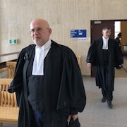 Le procureur au Directeur des poursuites criminelles et pénales, Me Claude Girard, sort d'une salle d'audience au palais de justice de Sept-Îles.