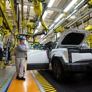 Des employ&eacute;s travaillent sur la ligne de production dans une usine de v&eacute;hicules &eacute;lectriques (VE) de Chery &agrave; Wuhu, dans la province d'Anhui, en Chine.