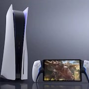 Une console PlayStation 5 debout à côté d'une console de jeu portable doté d'un large écran. 