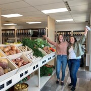 Les deux femmes posent dans leur épicerie.