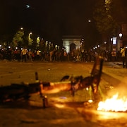 Un vélo en libre service incendié sur les Champs-Élysée, à Paris, en marge des célébrations de la victoire du PSG en Ligue des Champions.