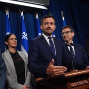 Les quatre députés du PQ et la porte-parole du parti en point de presse.