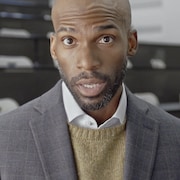 Un homme s'exprime à la caméra dans un extrait de la campagne publicitaire vidéo.