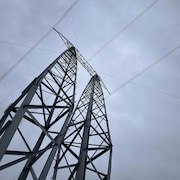Un pylône électrique.
