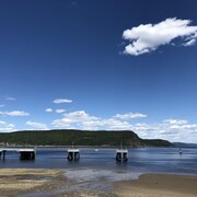 Le quai qui accueille habituellement des bateaux de croisières à La Baie est complètement vide. 