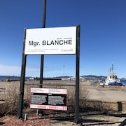 Une pancarte du quai Mgr-Blanche.