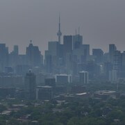 Le centre-ville de Toronto, vu de l'est, couvert d'un épais nuage de fumée grise.