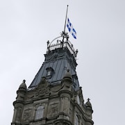 Le drapeau du Québec flotte au-dessus de l'Assemblée nationale, à Québec.