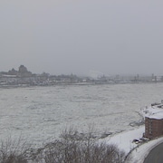Le fleuve Saint-Laurent glacé.