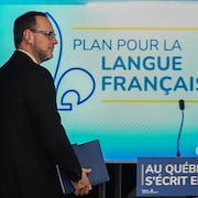 Jean-François Roberge arrive au micro pour présenter son plan.