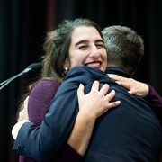 Gabriel Nadeau-Dubois et Émilise Lessard-Therrien se font l'accolade.