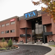 Le logo de TVA sur la façade du 4545, rue Frontenac, à Montréal.