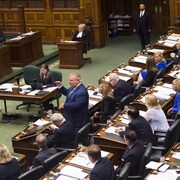 Il est en chambre et s'adresse à l'assemblée.