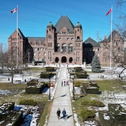 L'Assemblée législative de l'Ontario, Queen's Park, au milieu de l'hiver. Une légère neige repose au sol.