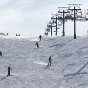 La pente de ski Rabbit Hill tout près d’Edmonton. Des skieurs et des planchistes descendent la colline.(Le 3 mars 2024)