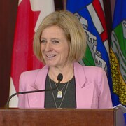 Rachel Notley, première ministre de l'Alberta, en conférence de presse.