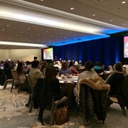 Un groupe de personnes dans une salle de conférence.